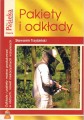 Zdjęcie przedstawia tytuł czerwony tytuł "Pakiety i Odkłady" oraz autora "Sławomir Trzybiński" na żółto- czerwonym tle. Na środku umieszczone zostało zdjęcie pracującego pszczelarza w kombinezonie pszczelarskim z podkurzaczem  w ręce na tle drzew.
