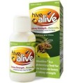 Preparat Hive-Alive 100 ml. Kartonowe opakowanie w zielonych kolorach ze zdjęciem pszczoły. Obok plastikowa buteleczka z preparatem w kolorze białym i zielono-żółtą etykietą. Na kartonowym opakowaniu niezbędne informacje.