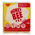 Ciasto dla pszczół 1KG HONEY BEE PRO PROTEIN. Ciasto w kształcie kwadratu, jest w kolorze żółtym Zapakowane w foliowe żółto-czerwone opakowanie z informacjami.