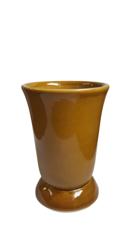 Kubek ceramiczny profilowany w rozszerzający się walec ku górze. Kubek w kolorze jasnego brązu.