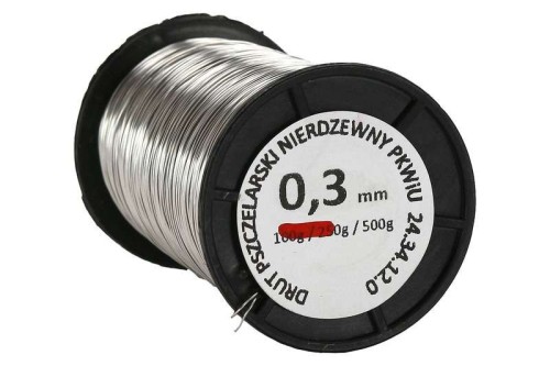 Drut pszczelarki ze stali nierdzewnej o grubości 0,3 mm, waga 500g, który został nawinięty na szpulkę.
