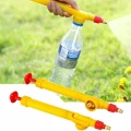 Trzy opryskiwacze strzykawkowe w kolorze żółtym z czerwonymi końcówkami. Wykonany z plastiku. W tle widać zaprezentowanie wykorzystania spryskiwacza na plastikowej butelce, w tle drzewa.