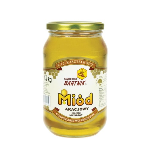 Miód akacjowy 1,2 kg - Sądecki Bartnik. Przezroczysty słoik z jasno żółtą zawartością oraz złotą zakrętką. Etykieta jest w kolorze białym. Etykieta zawiera logo, nazwę, producenta, pojemność oraz skład.