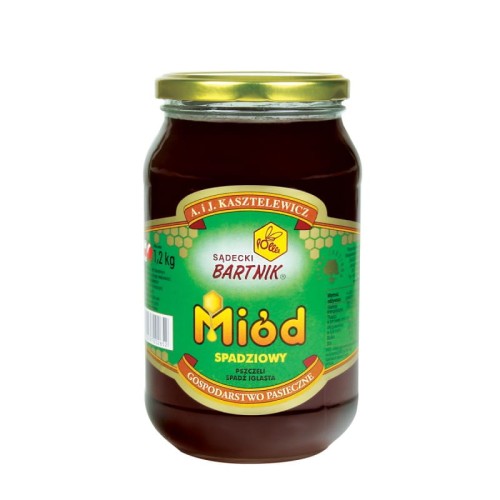 Miód spadziowy 1,2 kg - Sądecki Bartnik. Przezroczysty słoik z ciemną zawartością oraz złotą zakrętką. Etykieta jest w kolorze ciemno zielonym.  Etykieta zawiera logo, nazwę, producenta, pojemność oraz skład.