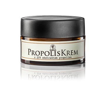 Krem do twarzy serii propolis z firmy Korana. Opakowanie jest w kolorze ciemnym z czarną zakrętką oraz jasną etykietą, na której są informacje o produkcie. Pojemność: 50 ml.