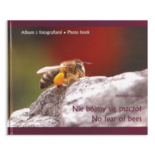 Album "Nie bójmy się pszczół"; w kolorze bordowym. Poniżej jest przetłumaczony tytuł po angielsku. Nad tytułami jest w tym samym kolorze autor Heinrich Gritsch. Na okładce jest zdjęcie pszczoły z pyłkiem na kamieniu.