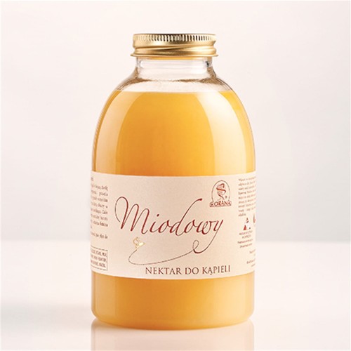 Zdjęcie przedstawia miodowy nektar do kąpieli o pojemności 400 ml w plastikowej butelce. Płyn jest w kolorze żółtym o dość gęstej konsystencji. Etykieta jest jasna z brązowymi napisami o produkcie. Zakrętka jest złota.
