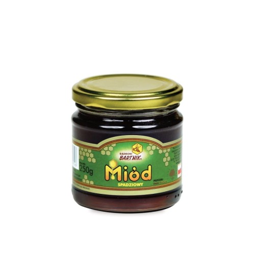 Miód spadziowy -250 g Sądecki Bartnik. Przezroczysty słoik z ciemno brązowym  miodem złota nakrętką oraz  zieloną etykietą "Miód Spadziowy", oraz złote komórki pszczele.Napisy w żółtym kolorze z czarną obramówką.