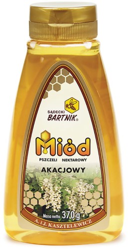 Miód akacjowy -370 g Sądecki Bartnik. Przezroczysta plastikowa butelka z jasno żółtym miodem złota nakrętką oraz  etykietą " Miód Akacjowy " i kwiatem akacji.Napisy w żółtym kolorze z czarną obramówką.