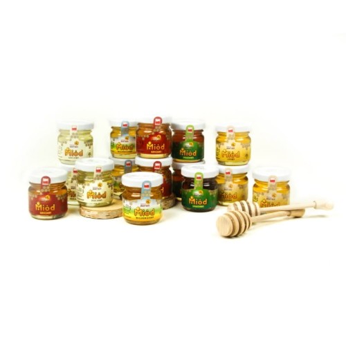 Miody Mix Akacjowy, spadziowy, lipowy, wielokwiatowy gryczany - mix 15 x 50 g Sądecki Bartnik. Przezroczysty słoik z jasno żółtym oraz ciemnym miodem z białą  nakrętką oraz  etykietami w różnych kolorach, zielony , brązowy, czerwony , jasny.