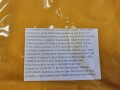 Ciasto dla pszczół 1KG HONEY BEE PRO PROTEIN. Ciasto w kształcie kwadratu, jest w kolorze białym Zapakowane w foliowe przezroczyste opakowanie z białą kartką informacyjną o produkcie.