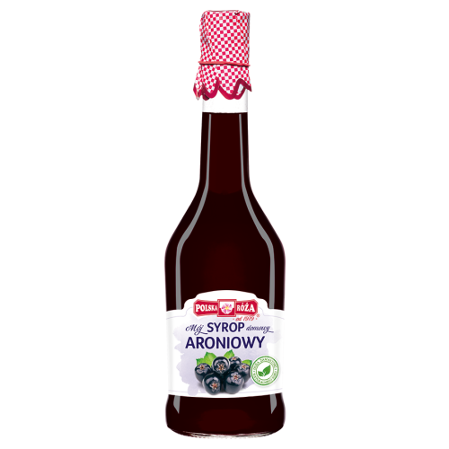 Syrop aroniowy 500 ml w szklanej butelce w kolorze czerwonym o nazwie Mój syrop domowy z aronii. Na etykiecie są owoce aronii. Nakrętka ozdobiona nadrukiem w czerwono-białą kratkę, nawiązuje do domowych przetworów.