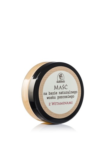 Korana - Maść woskowa. Jest to maść na bazie wosku pszczelego z witaminami. Zapakowana w jasny słoiczek i czarna pokrywką, Etykieta na nakrętce zawierająca nazwę oraz producenta.