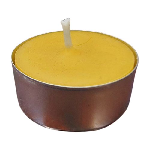 Świeca podgrzewacz wykonana z naturalnego wosku pszczelego. Wosk wlany w specjalną aluminiowa formę do podgrzewacza w kolarze srebrnym. Świeca w kształcie owalu. Świeca jest w kolorze żółtym z białym knotem.