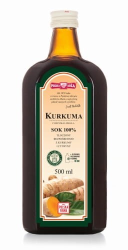 Polska Róża- Sok 100 % Kurkuma. Szklana butelka z ciemnego szkła. Na etykiecie znajduje się informacja o naturalnym składzie, o pojemności 500 ml oraz grafiką przedstawiającą owoc kurkumy.