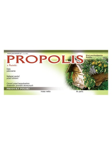 Prostokątna etykieta na propolis z czerwonym napisem PROPOLIS. Tło etykiety jest z cieniowanymi, zielonymi refleksami, po prawej stronie znajduje się wizerunek drewnianego ula z zieloną gałęzią. Na etykiecie są informacje do uzupełnienia