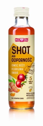 Polska Róża- Shot na odporność. Produkt zawiera wyciąg z: owoców róży , kurkumy i imbiru. Nie zawiera cukrów. Butelka 250 ml. Etykieta w beżowo żółta. Napisy w kolorze brązowym i biały. Zdjęcia owoców na etykiecie.