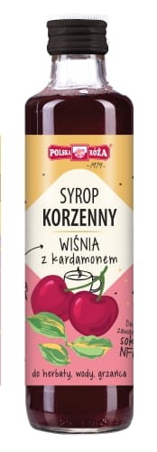 Szklana butelka z syropem korzennym z wiśnią i kardamonem. Etykieta jest beżowo- różowa, na której jest grafika wiśni, a także niezbędne informacje o pojemności, kraj pochodzenia, składzie. Pojemność 250ml.