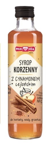 Syrop Korzenny z cynamonem cejlońskim 250 ml. Producent Polska Róża. Syrop w szklanej butelce z jasno brązową  etykietą, zdjęciami jabłka oraz jaki cynamonu. Do wody i herbaty oraz dodatek do grzańca.