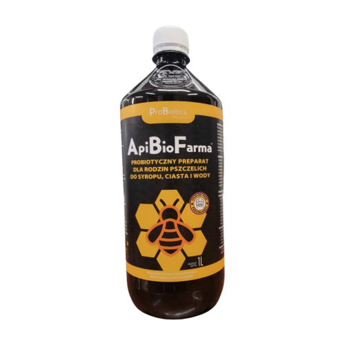 Zdjęcie przedstawia czarną butelkę apibiofarmy z białą nakrętką i etykietą informacyjną o produkcie. Butelka jest o pojemności 1l.