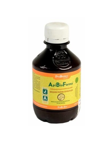 ApiBioFarma - Probiotyk dla Pszczół, do picia, zakarmiania i higienizacji ula - 200 ml. Zdjęcie produkty wykonane na białym tle, butelka plastikowa  w kolorze brązowym z żółtą etykietą. Zawierająca pełne informacje o produkcie.