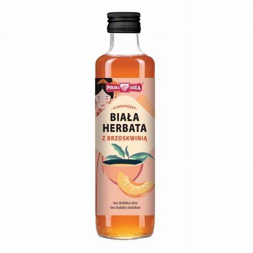 Butelka z białą herbatą i brzoskwinią  o jasno pomarańczowej etykiecie oraz rysunkiem kobiety w stroju japońskim, czarki z białą herbatą z plasterkiem brzoskwini. Pojemność 250 ml.