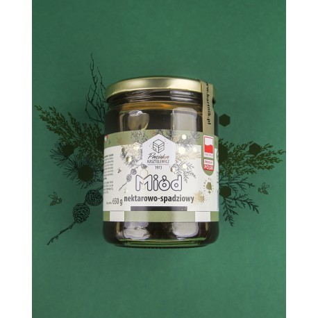 Słoik miodu z serii "Pasieka Kasztelewicz" na zielonym tle w otoczeniu florystycznego wzoru z pszczołami. Słoik miodu nektarowo-spadziowym ma białą etykietę z złoto-czarnymi wzorami. Pojemność 650g.