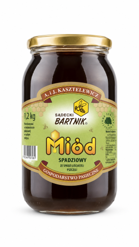 Miód spadziowy ze spadzi liściastej pszczeli o pojemności 1,2 kg w słoiku. Etykieta jest w kolorze jasno zielonym z logiem producenta oraz informacjami o miodzie. Zakrętka jest w kolorze złotym.