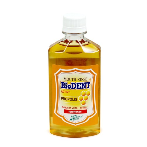 Biodent płyn do płukania jamy ustnej z propolisem 300 ml. Przezroczyste plastikowe opakowanie z brązowym płynem do płukania. Etykieta jest w kolorze jasnym z niezbędnymi informacjami. Zakrętka jest w kolorze białym.