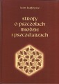 Zdjęcie przedstawia bordową okładkę książki ze złotym tytułem "Strofy o Pszczołach, Miodzie i Pszczelarzach" oraz "Leonem Karłowiczem". Poniżej tytułu znajduje się grafika pszczół w ułożonych w kształt heksagonu.