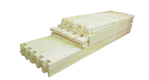 Zdjęcie przedstawia drewniany komplet ramek (listewek) do ula warszawskiego zwykłego. Ramki są CZOPOWANE GNIAZDOWE